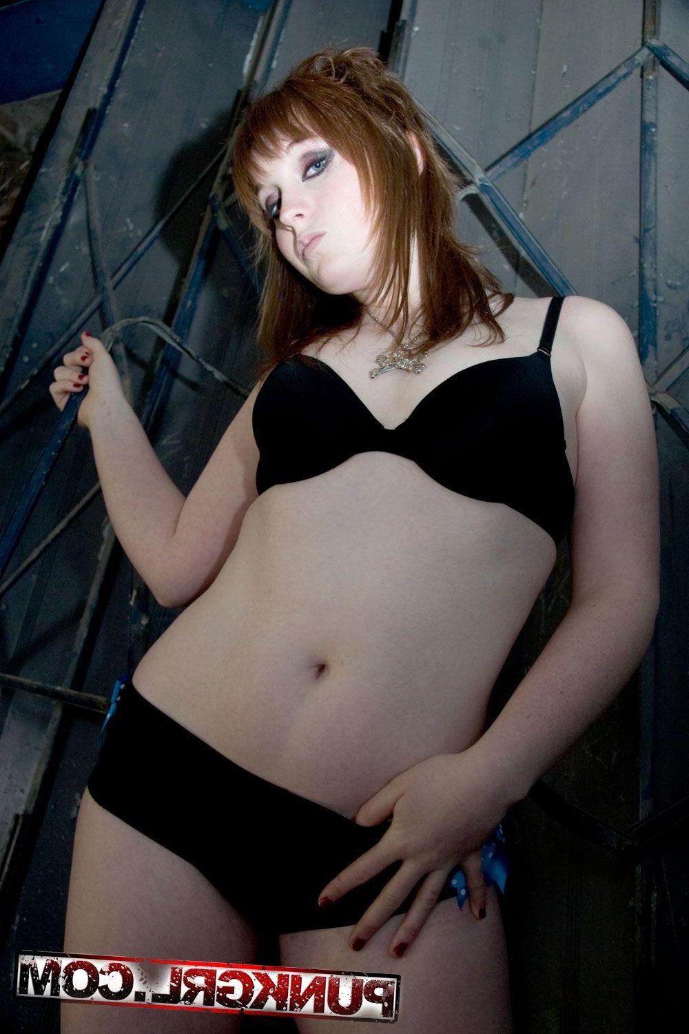15P Pictures of Lizzy showing off her hot fuckable body