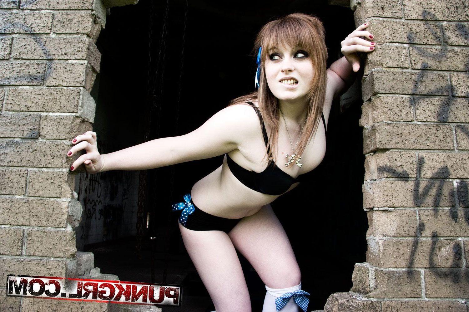 15P Pictures of Lizzy showing off her hot fuckable body