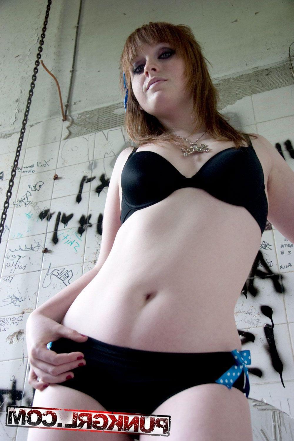 15P Pictures of Lizzy showing off her hot fuckable body