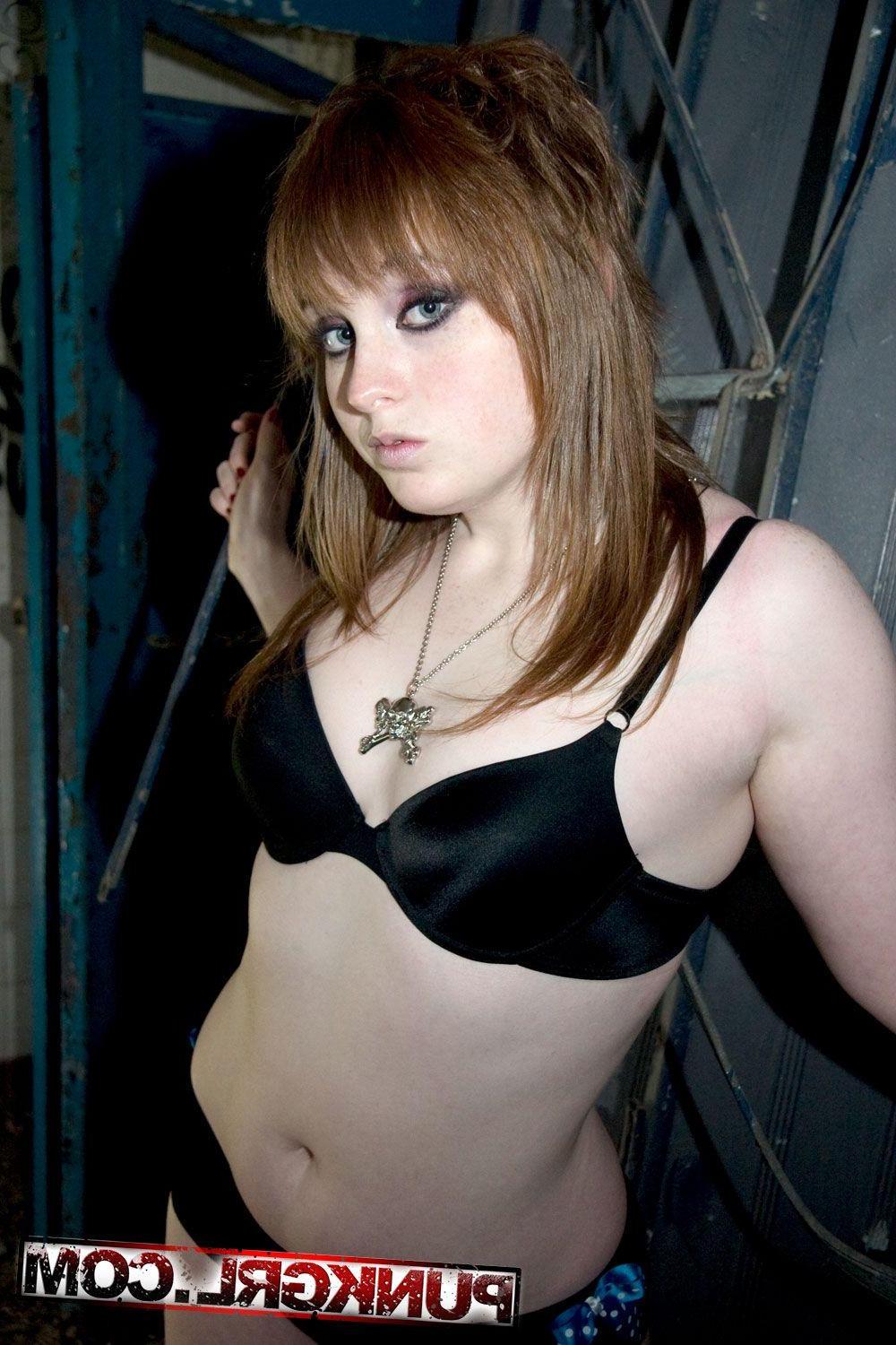 15P Pictures of Lizzy showing off her hot fuckable body