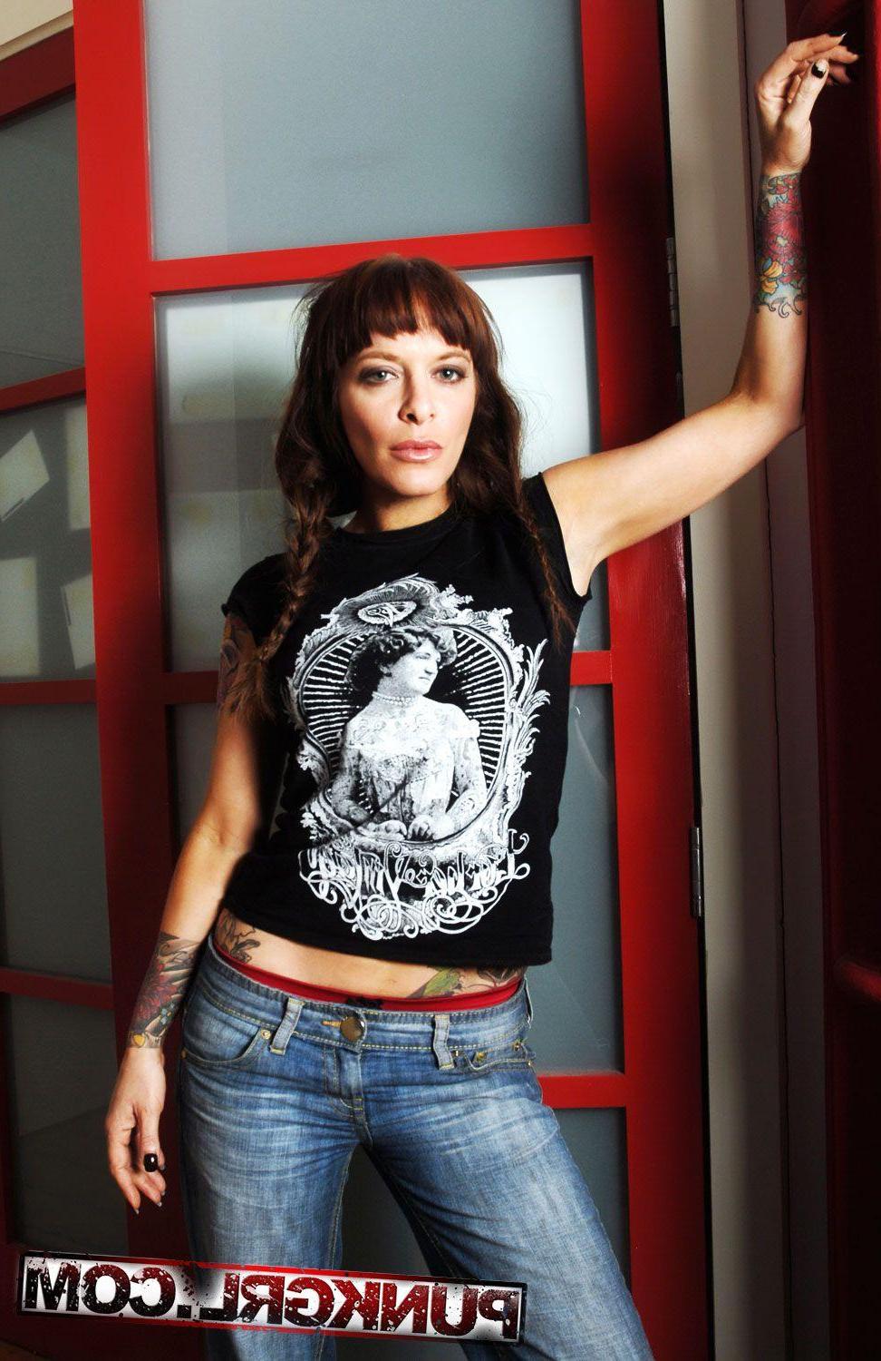 20P Pictures of tattooed princess Emma J showing her naked body