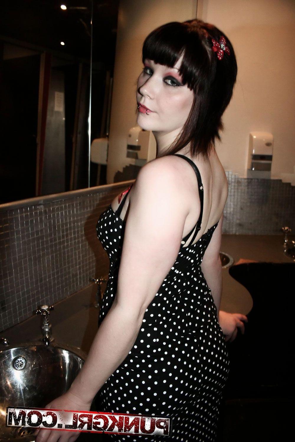 20P Pictures of Madame Minx showing her hot body