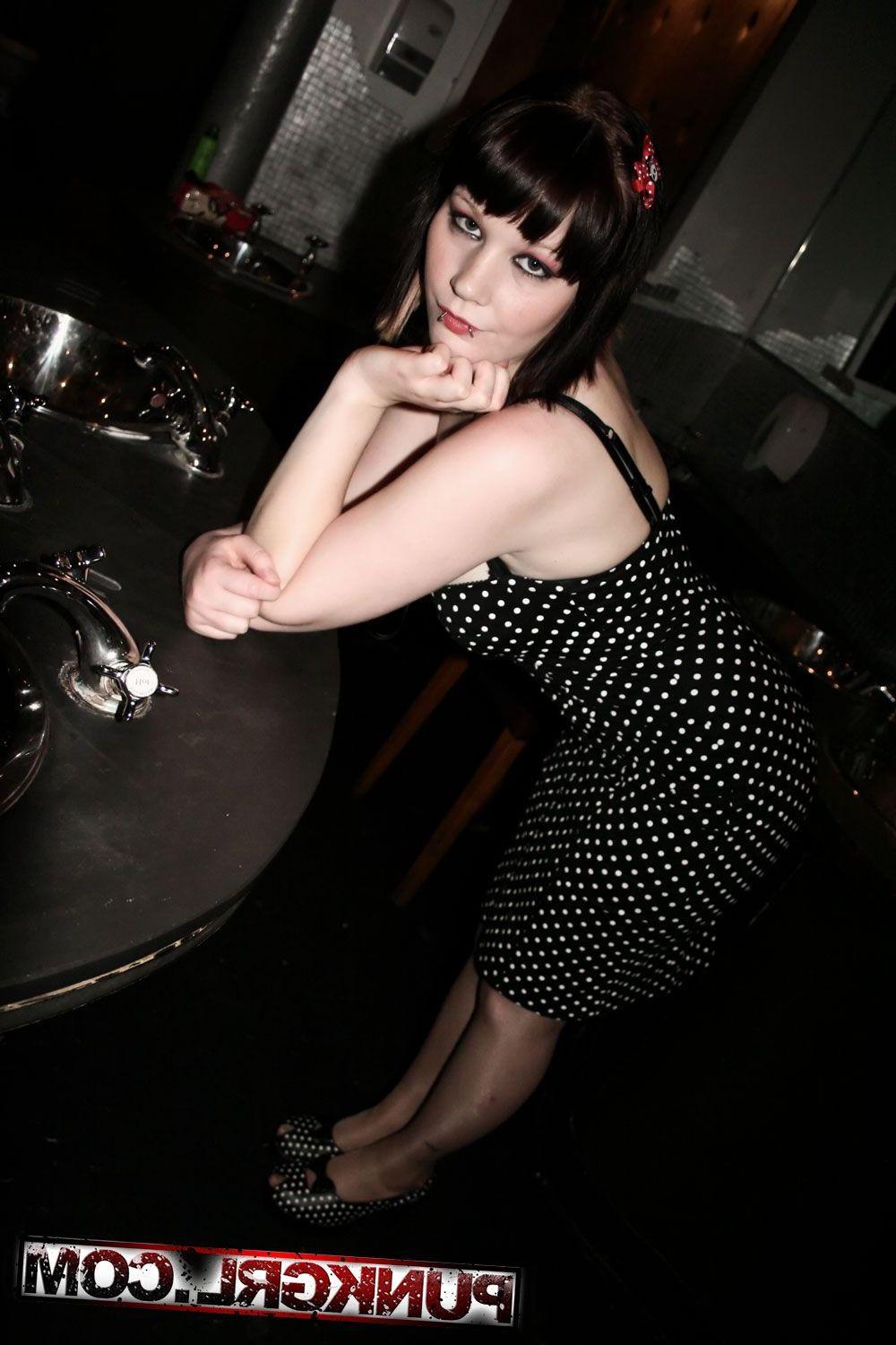 20P Pictures of Madame Minx showing her hot body