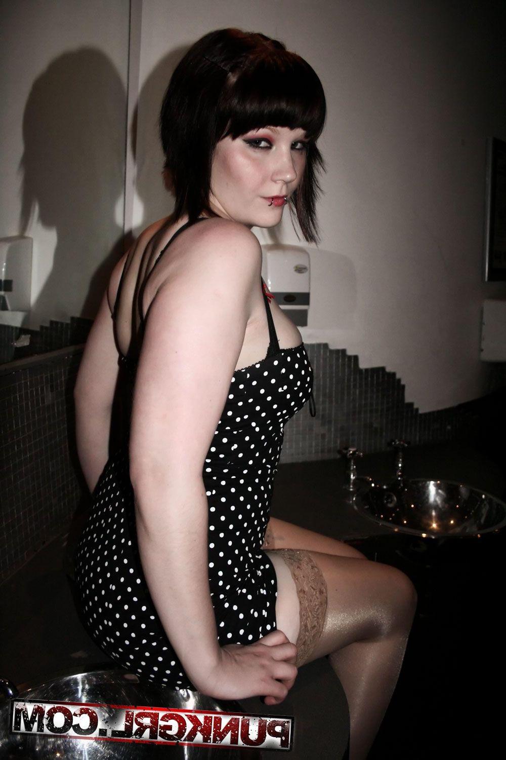 20P Pictures of Madame Minx showing her hot body