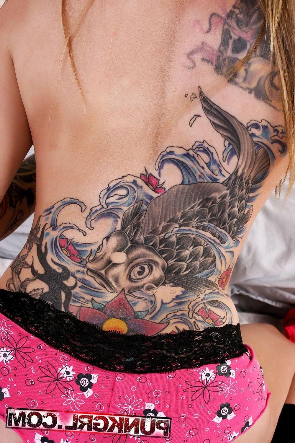 20P Pictures of teen punk Lil K showing her hot body