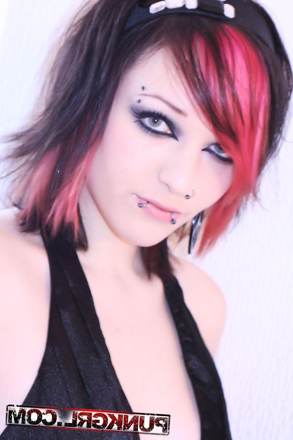 15P Pictures of punk teen Ruina showing her hot body