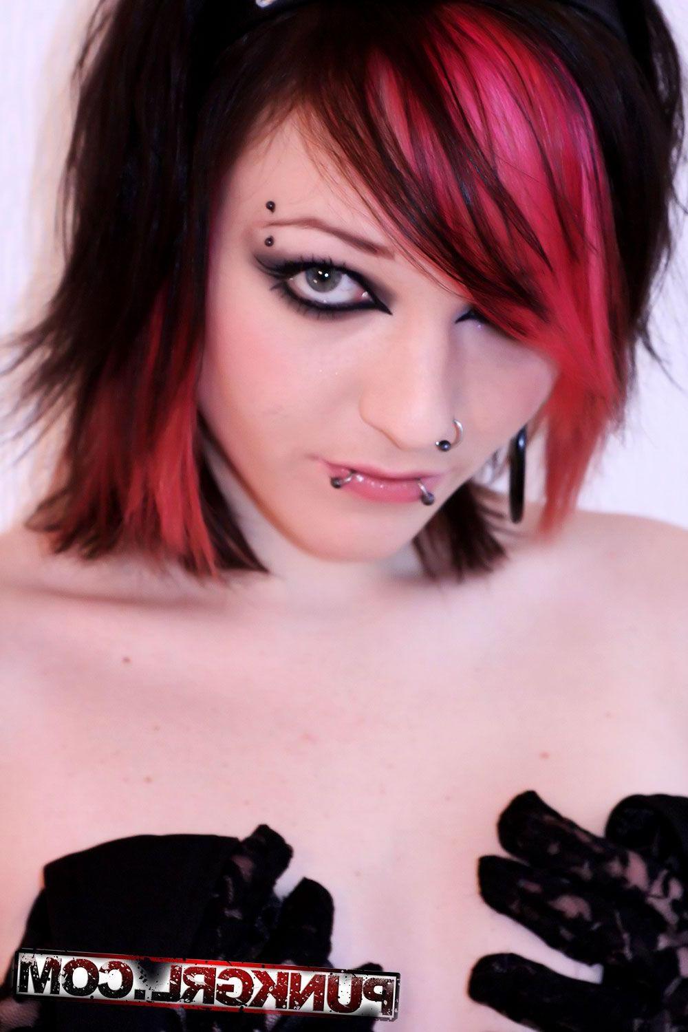 15P Pictures of punk teen Ruina showing her hot body