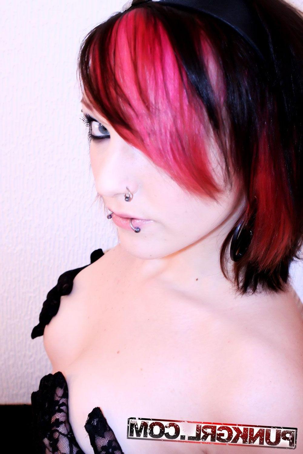 15P Pictures of punk teen Ruina showing her hot body