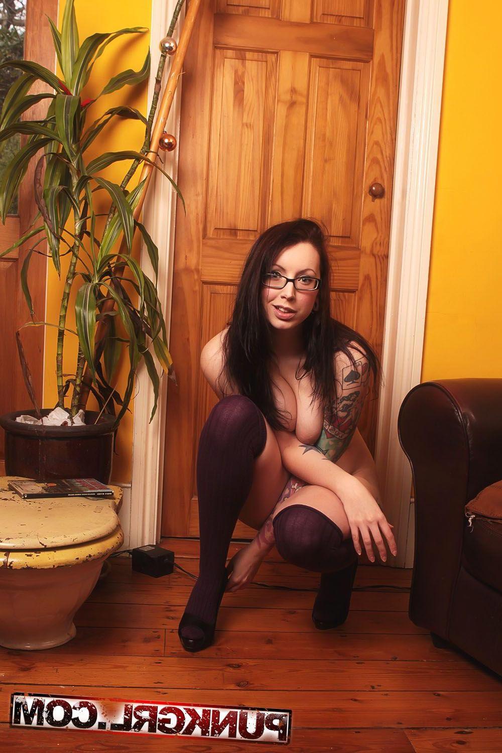 20P Pictures of Kitty Cutthroat showing her sexy body