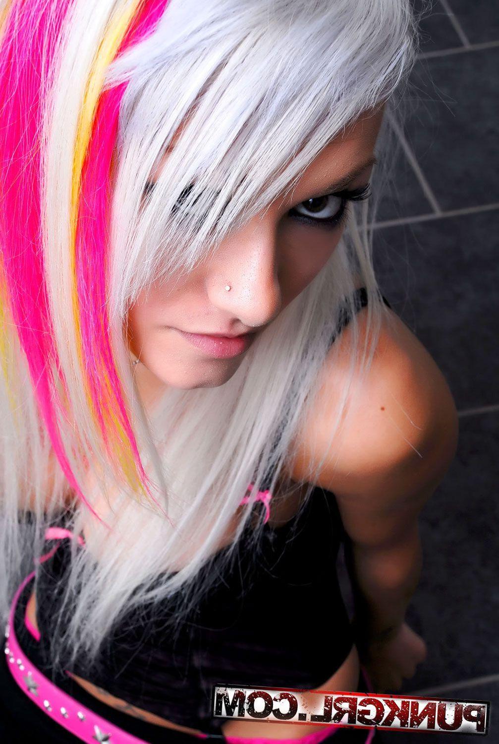 15P Pictures of punk girl Ashlie showing her incredible body
