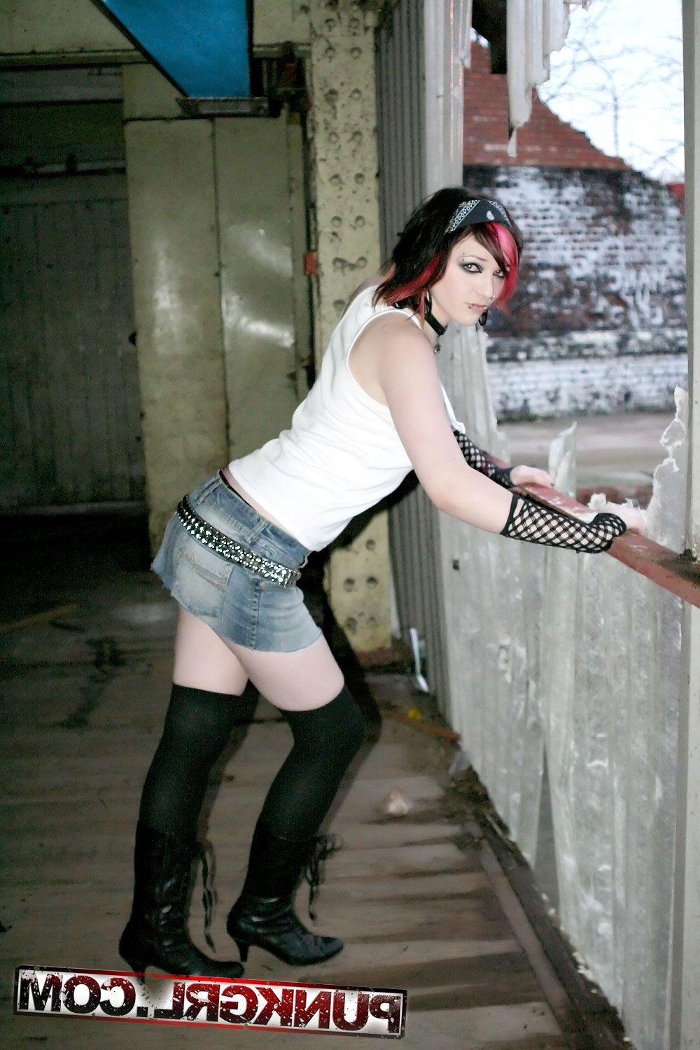 15P Pictures of punk teen Ruina showing her nude fuckable body