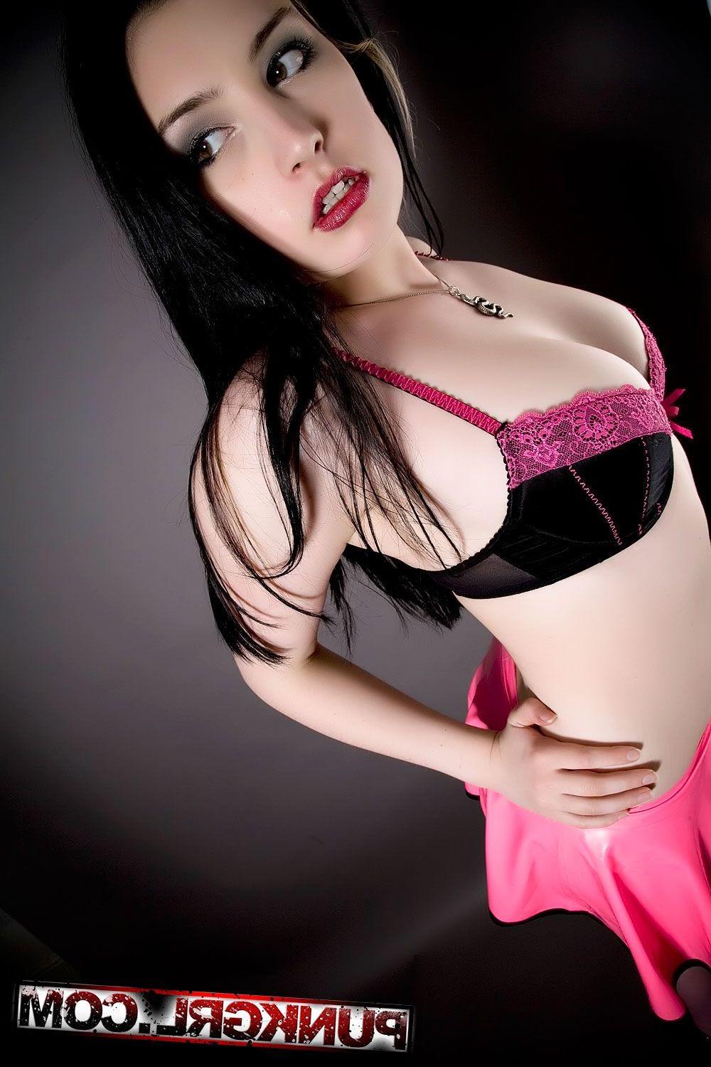 20P Pictures of hot punk teen Luna showing her perfect body