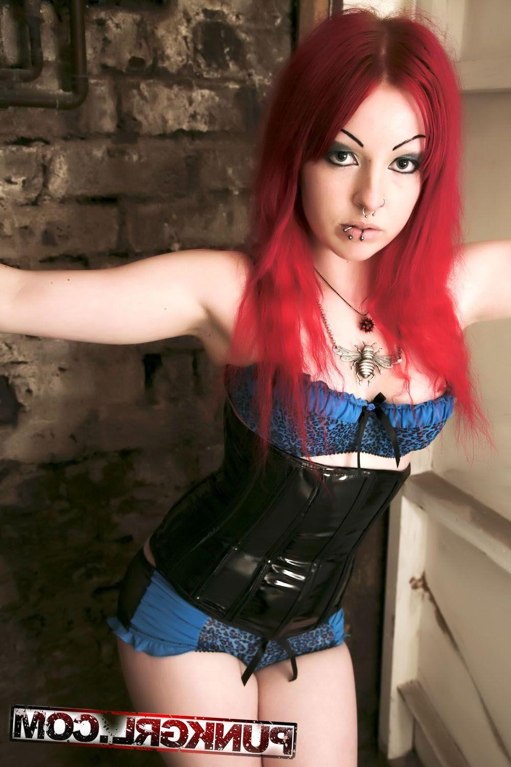 20P Pictures of hot redhead Phexxie showing her nude body