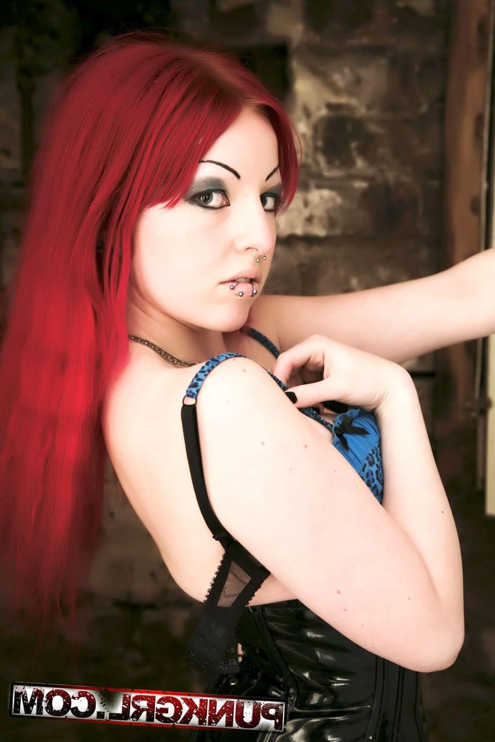 20P Pictures of hot redhead Phexxie showing her nude body