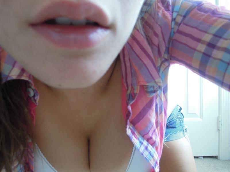 14P Hot amateur coed shows off her sexy ass and tight body