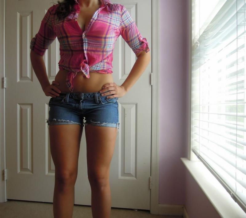 14P Hot amateur coed shows off her sexy ass and tight body