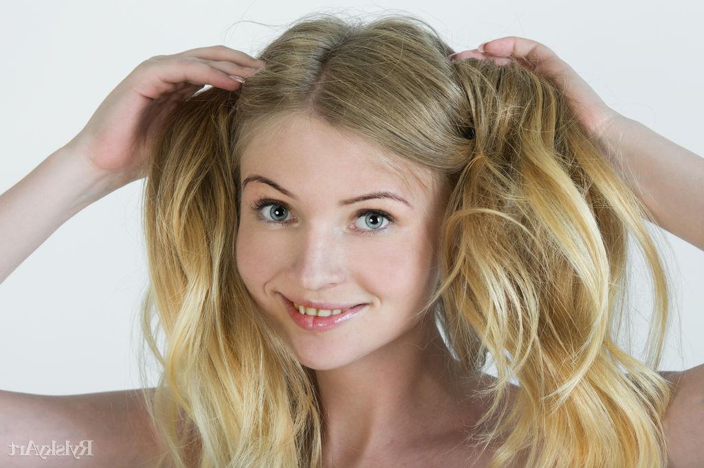 16P Beautiful busty teen Launs displays her incredible body in "Rosszas"