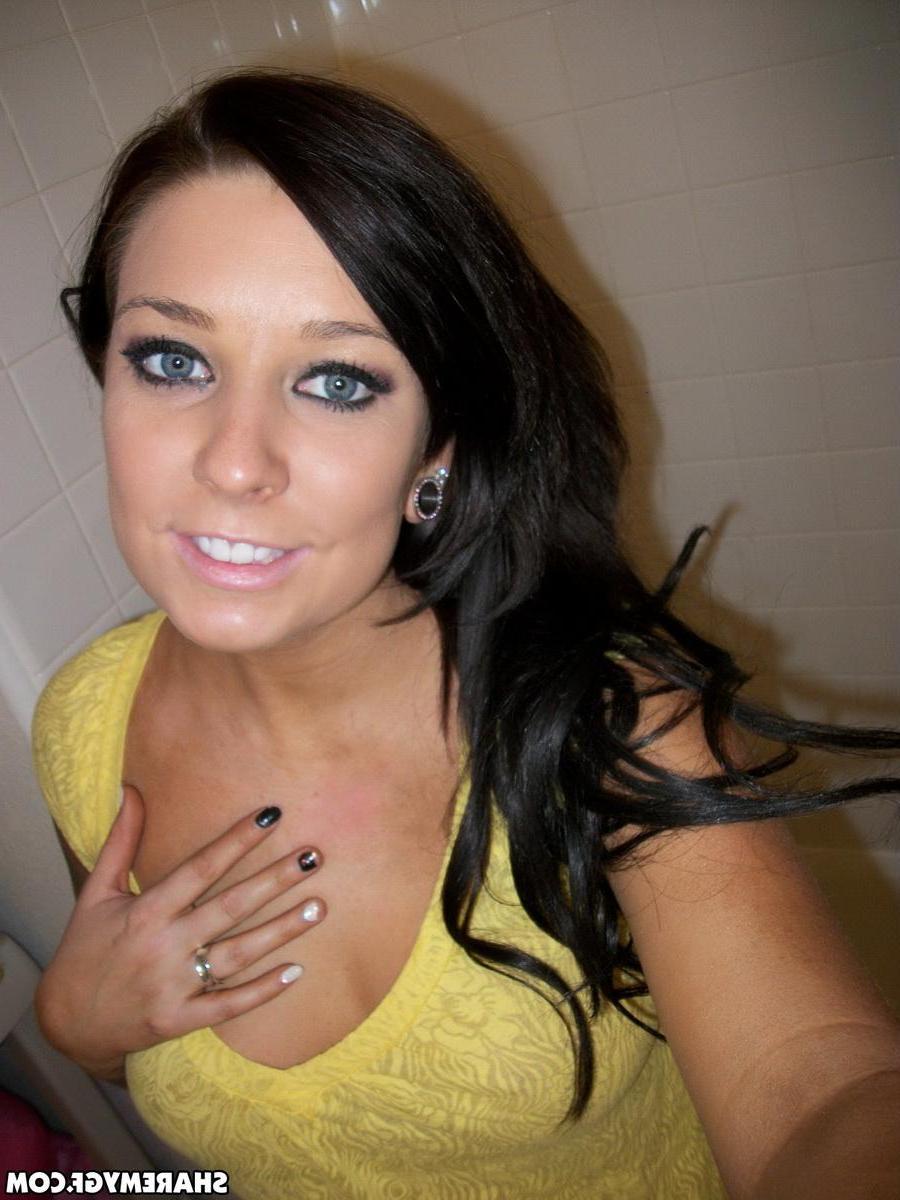 12P Busty alt girlfriend takes selfies of her huge tits