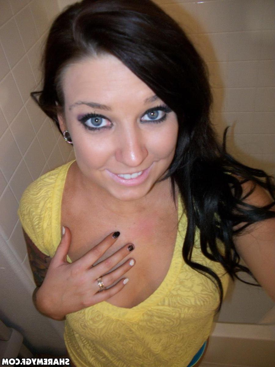 12P Busty alt girlfriend takes selfies of her huge tits