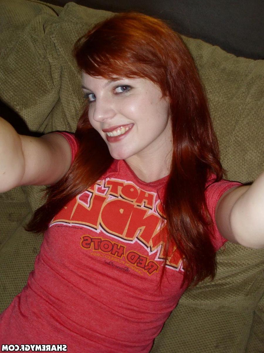 20P Hot redhead girlfriend takes selfies while masturbating