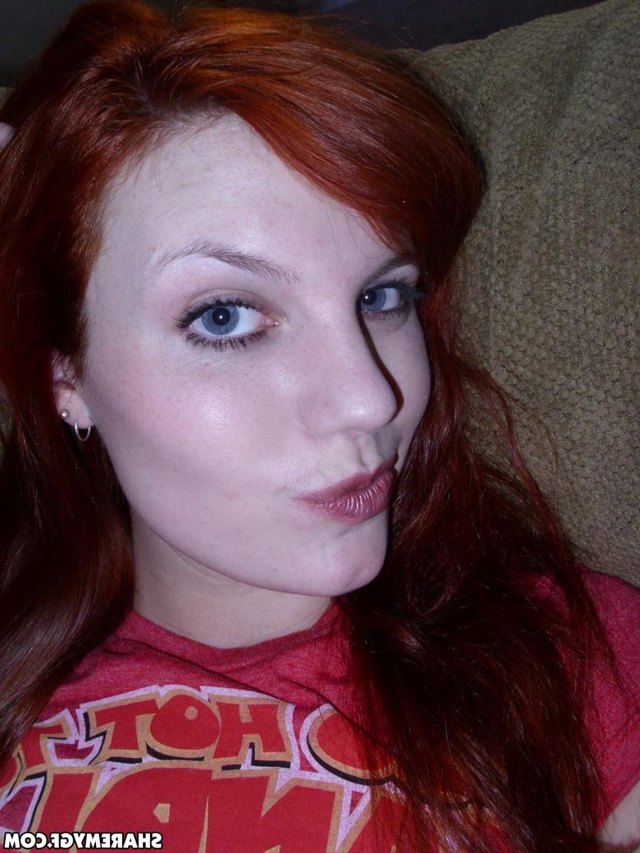 20P Hot redhead girlfriend takes selfies while masturbating