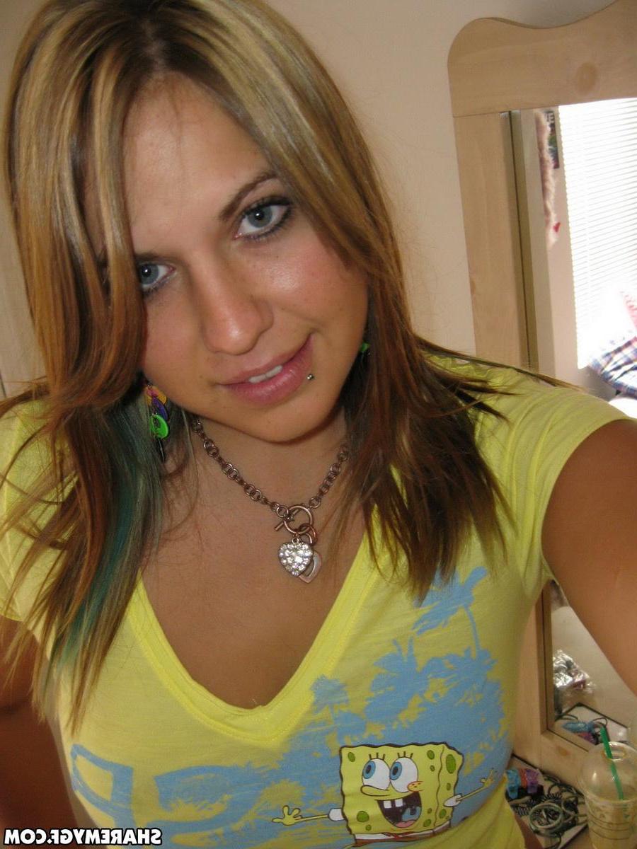 20P Hot teen coed flashes her boobs for you in selfies