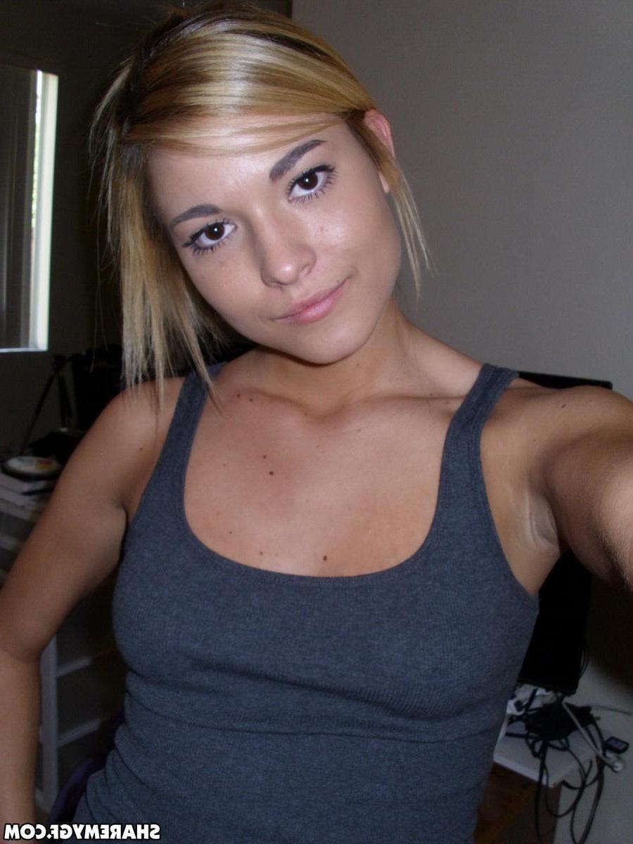 20P Blonde coed takes hot selfies in her bedroom