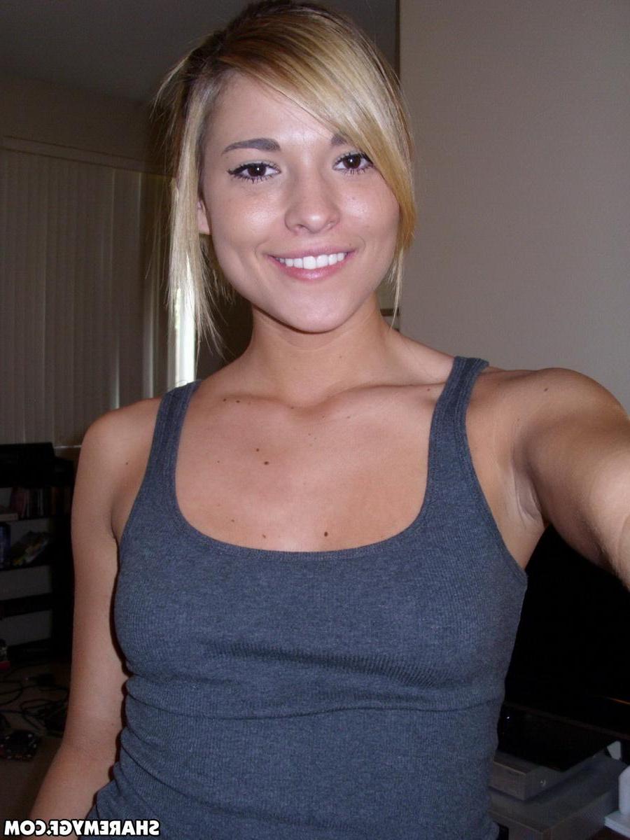 20P Blonde coed takes hot selfies in her bedroom