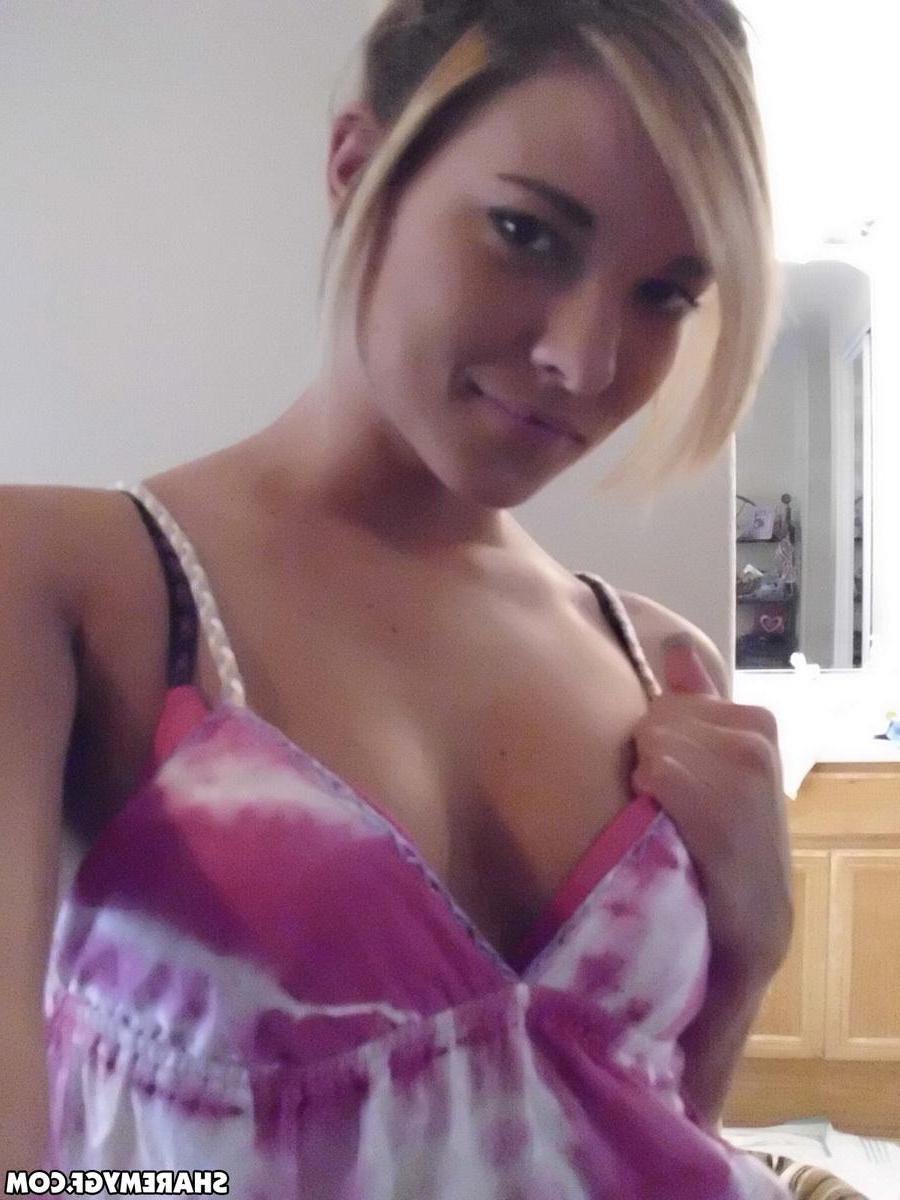 20P Stunning blonde coed takes hot selfies of her tight body