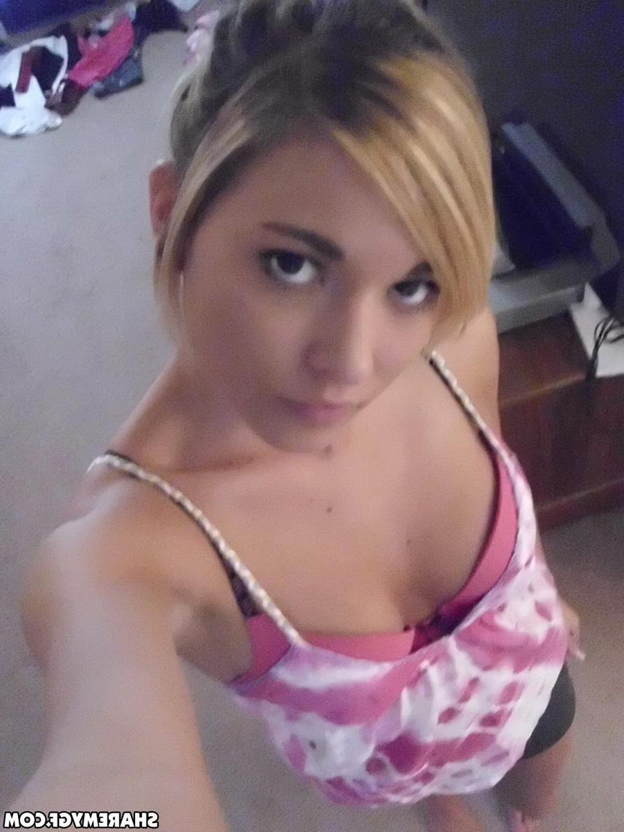 20P Stunning blonde coed takes hot selfies of her tight body
