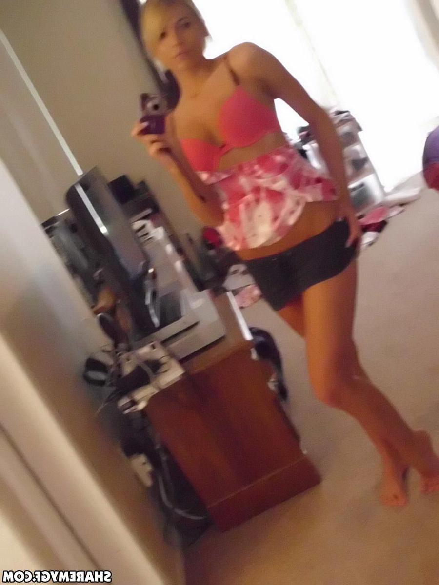 20P Stunning blonde coed takes hot selfies of her tight body