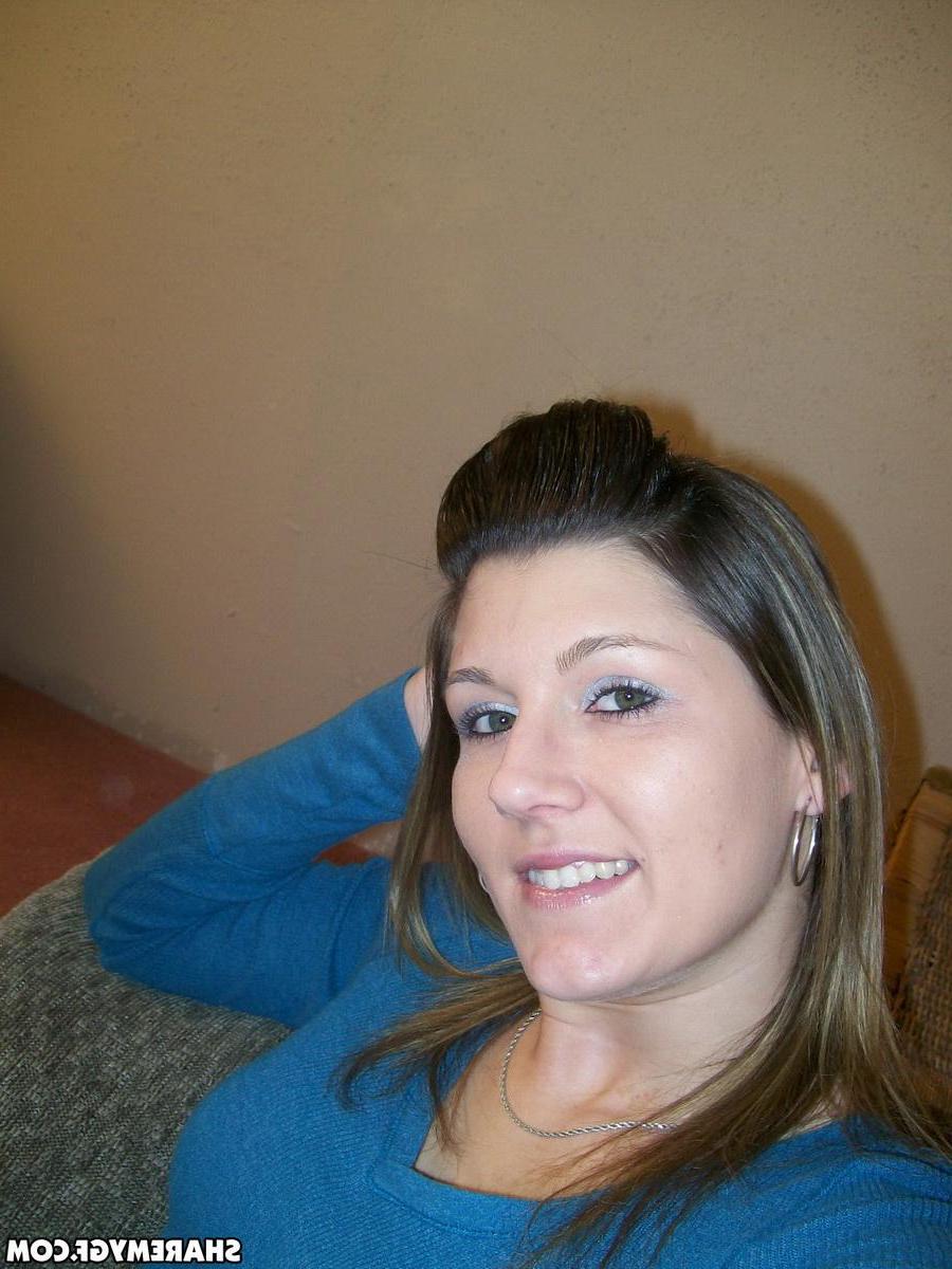 20P Cute amateur GF shares some naughty selfies of her nude body