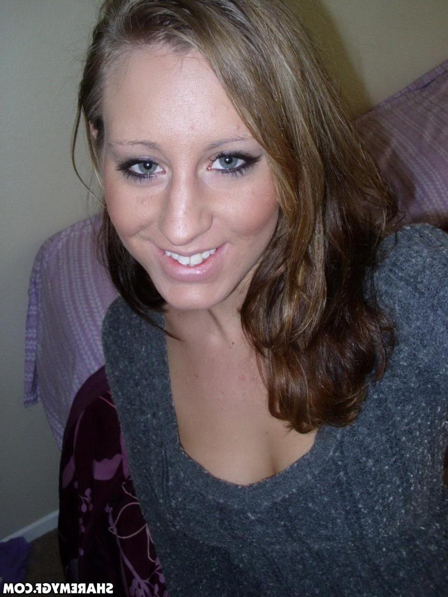 20P Hot amateur girl flashes her all natural boobs in a pair of blue jeans