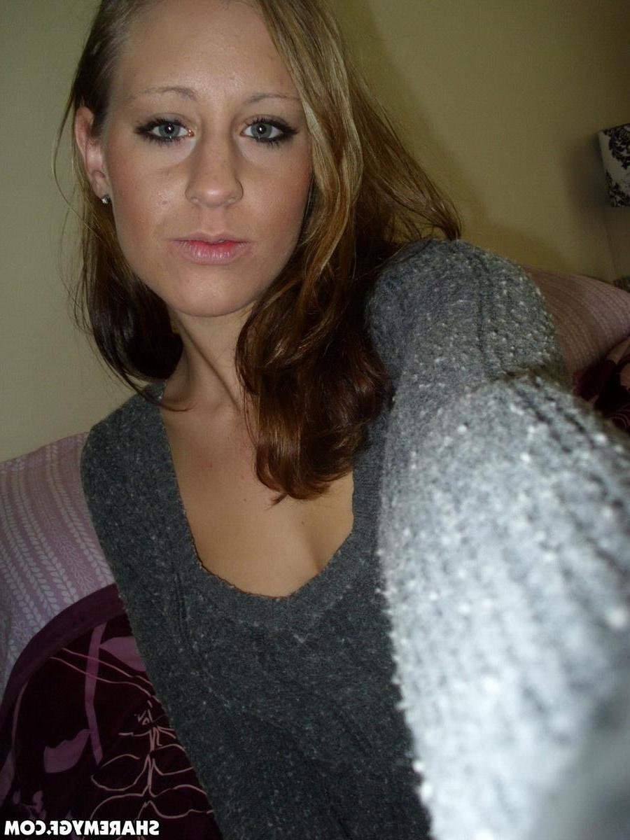 20P Hot amateur girl flashes her all natural boobs in a pair of blue jeans