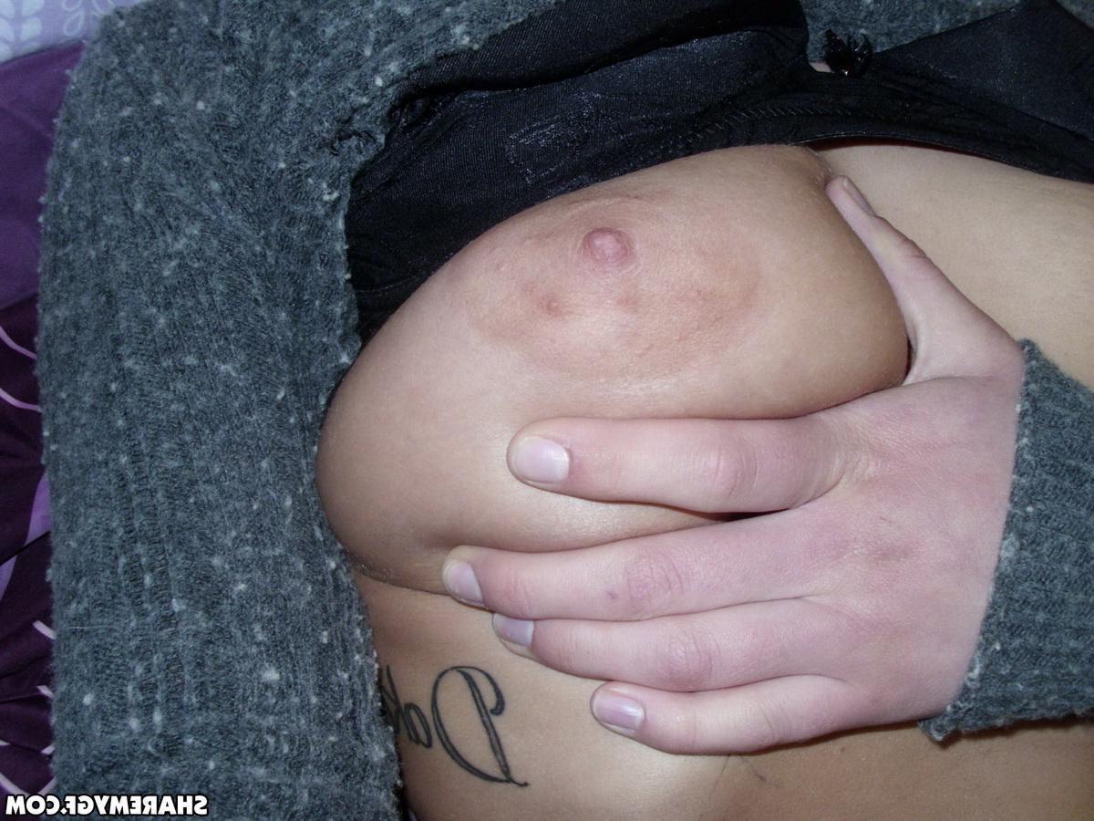20P Hot amateur girl flashes her all natural boobs in a pair of blue jeans