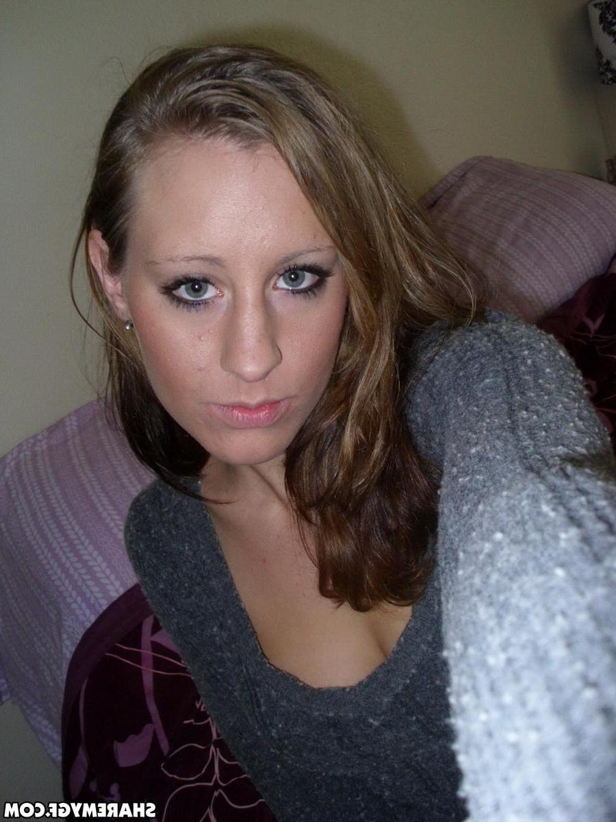 20P Hot amateur girl flashes her all natural boobs in a pair of blue jeans
