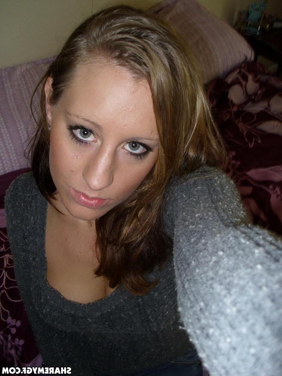 20P Hot amateur girl flashes her all natural boobs in a pair of blue jeans