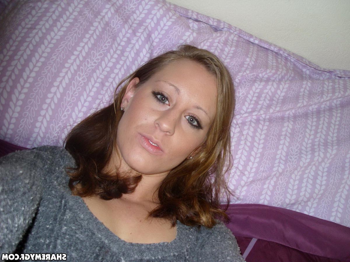 20P Hot amateur girl flashes her all natural boobs in a pair of blue jeans