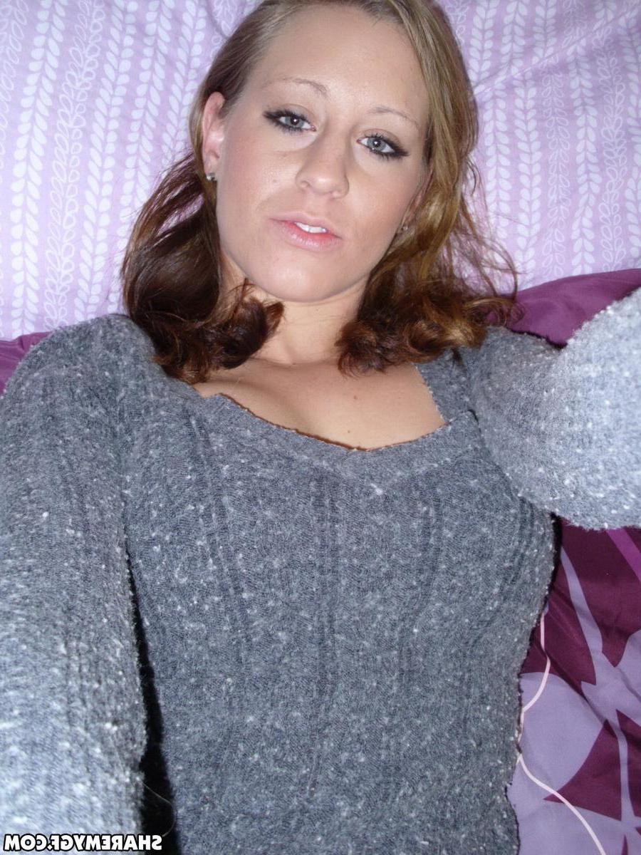 20P Hot amateur girl flashes her all natural boobs in a pair of blue jeans