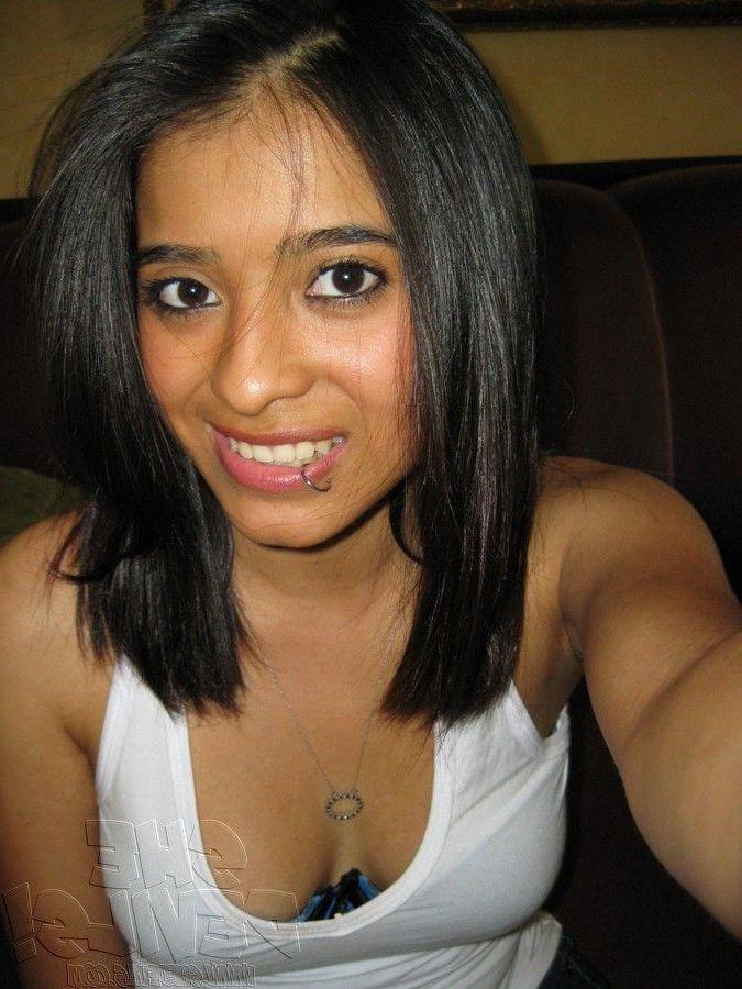 14P Pictures of a hot amateur girl showing her naked body