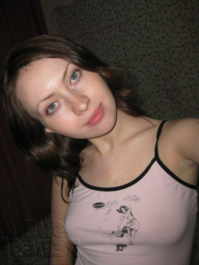 13P Pictures of a fuckable girlfriend taking pics of herself