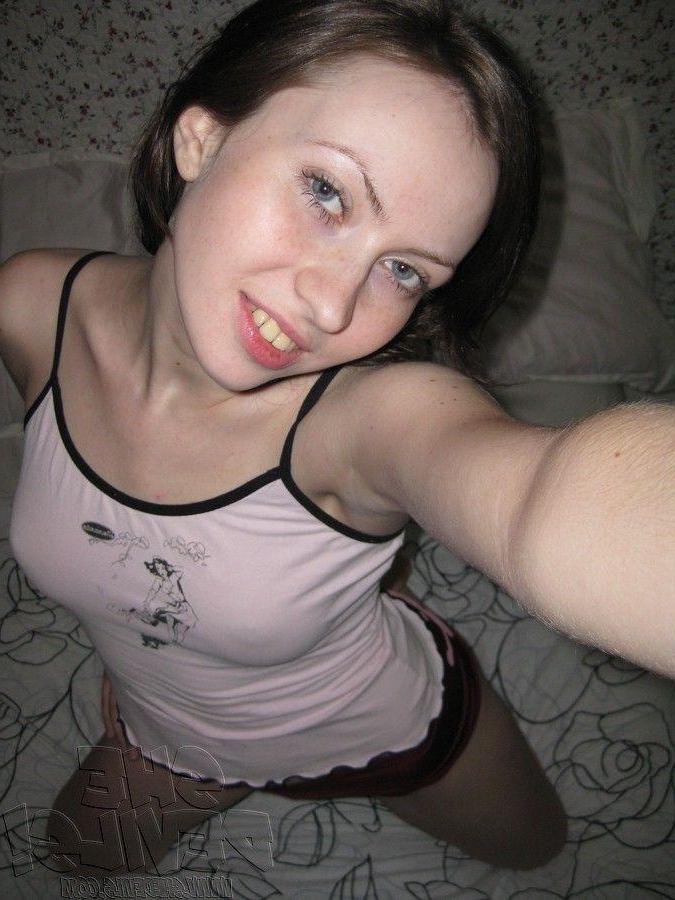 13P Pictures of a fuckable girlfriend taking pics of herself