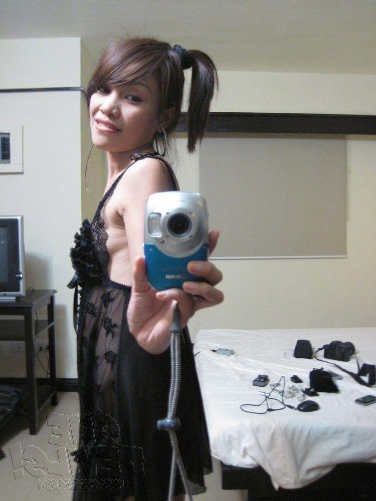15P Pictures of a hot gf taking pics of herself in the mirror