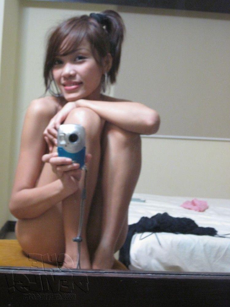 15P Pictures of a hot gf taking pics of herself in the mirror