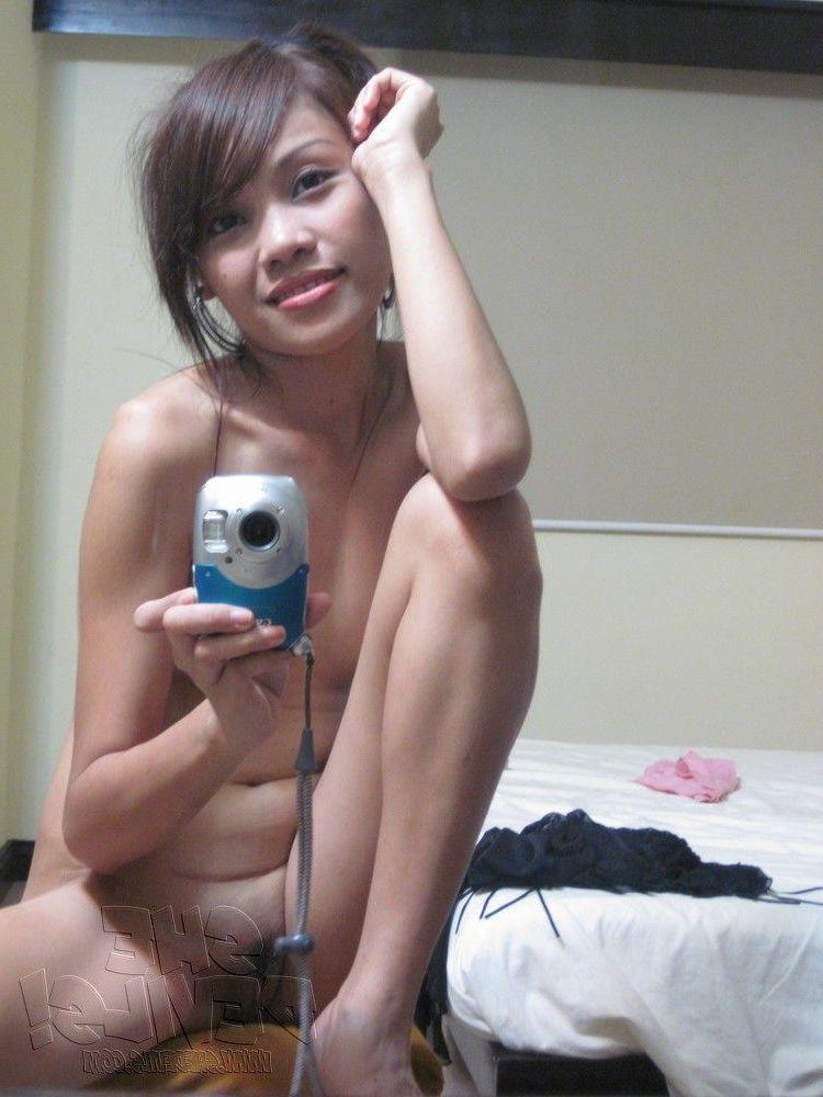 15P Pictures of a hot gf taking pics of herself in the mirror