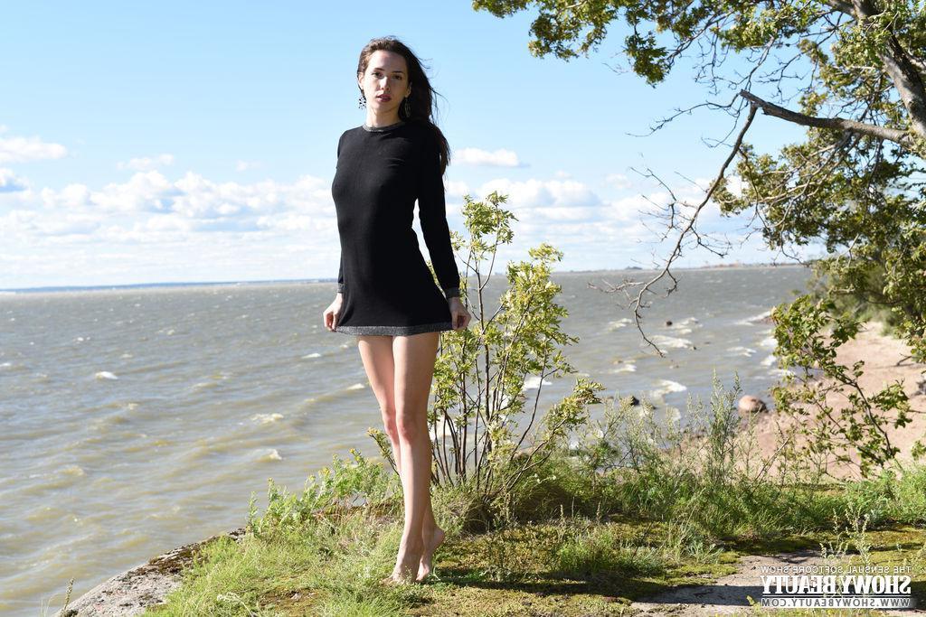 20P Hot girl Dama strips out of her dress outside