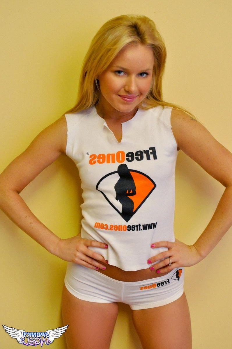 20P Pictures of teen girl Savannah showing her hot body