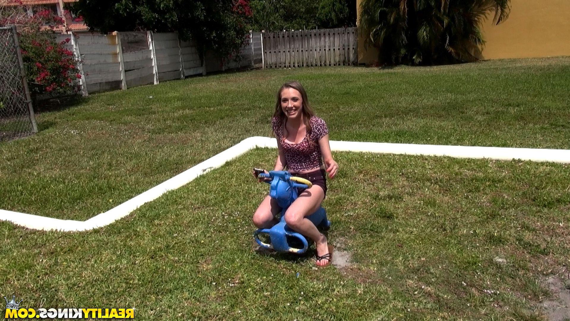 20P Hot teen Roxy Nicole fucks a stranger that she just met