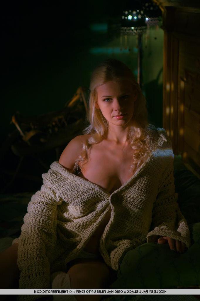 16P Blonde beauty Nicole shows off her stunning body