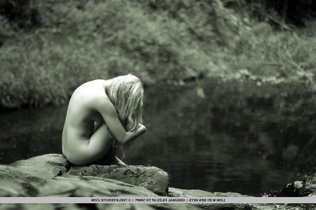 16P Elegant and sensual photos in monochromatic tone, featuring the beautiful Loni as she poses carefreely in the forest.